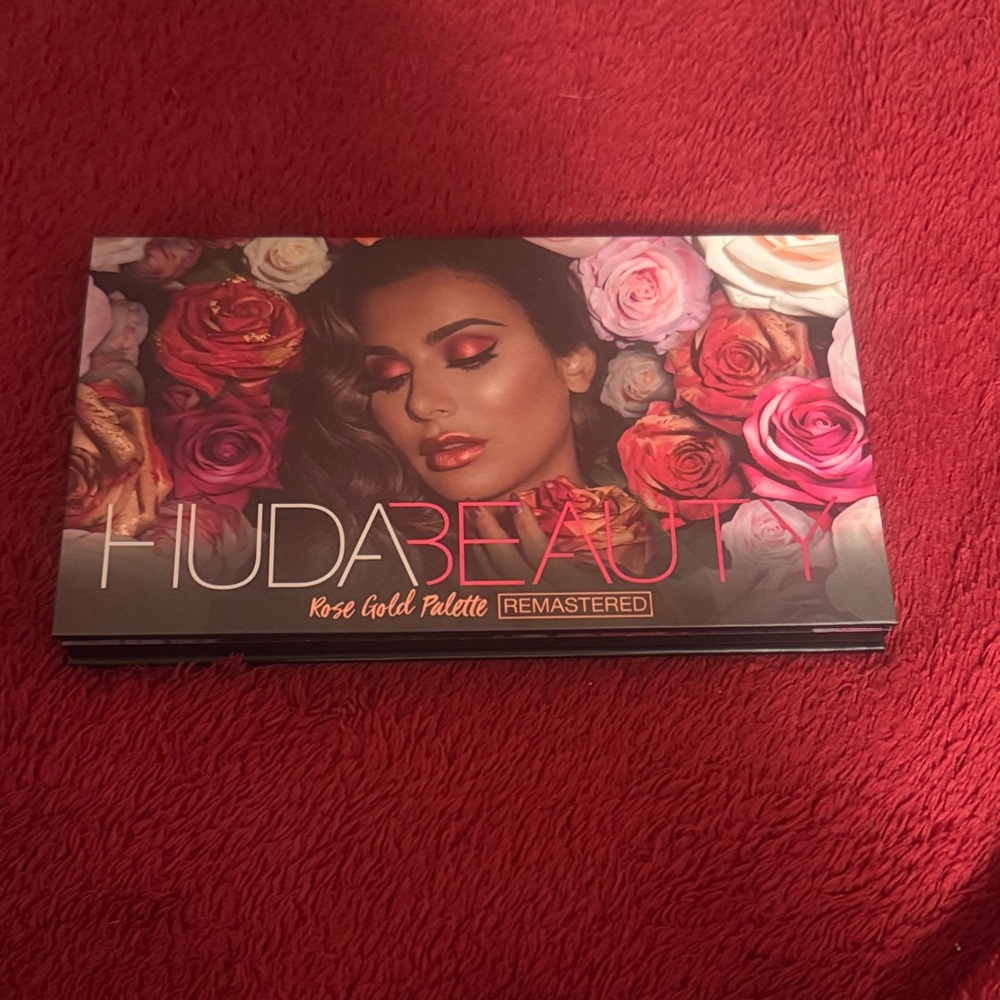 HUDA BEAUTY Rose Gold Palette Remastered - Vibrant Pink and Gold Hues